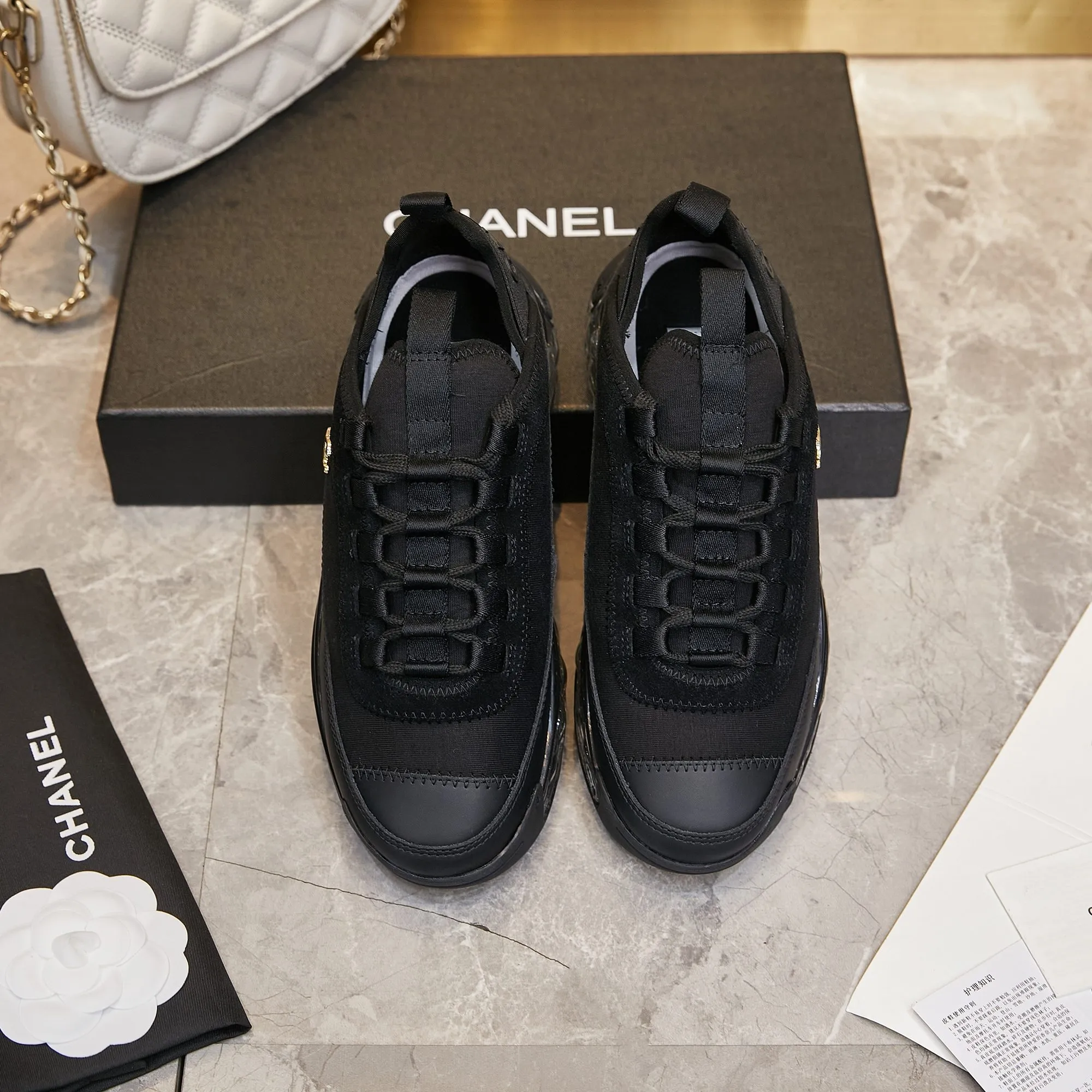 Men's men's shoes pP580! Chanel Chanel - 2024 counter top casual sneakers This classic design; the upper is made of various craftsmanship styles; the outsole is fashionable and sporty; the outsole is fashionable and sporty; the extraordinary inclusion of a variety of color matching elements... The diversified mix and match is very beautiful and versatile, casual, fashionable, sports and outdoor can be taken into account... ꫛꫀꪝ Go➫ Materials: ❶Upper made of: original imported cowhide ❷Inside made of: original imported breathable sheepskin ❸Outsole is based on: Original TPU air cushion outsole. Full set of boutique packaging for women 35–41 and men 39–45.